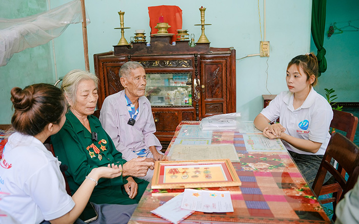 Hình ảnh gia đình hạnh phúc, tượng trưng cho việc bảo vệ trẻ em khỏi cá cược trực tuyến và trách nhiệm của u88.